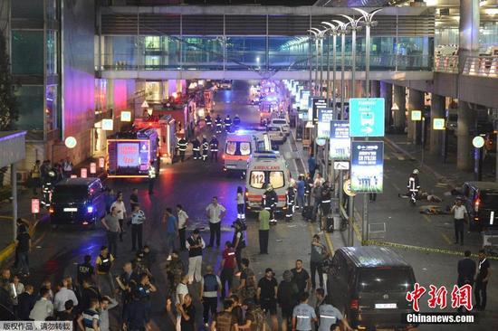 土耳其伊斯坦布尔省长6月28日晚宣布，阿塔图尔克国际机场当晚发生的爆炸造成28人死亡、69人受伤，爆炸涉及3名自杀式袭击者。图为救护车运送伤员。