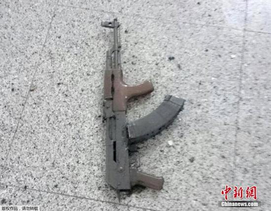 土耳其伊斯坦布尔省长6月28日晚宣布,阿塔图尔克国际机场当晚发生的爆炸造成28人死亡、69人受伤,爆炸涉及3名自杀式袭击者。图为散落在地面上的枪支。 土耳其伊斯坦布尔省长6月28日晚宣布,阿塔图尔克国际机场当晚发生的爆炸造成28人死亡、69人受伤,爆炸涉及3名自杀式袭击者。图为散落在地面上的枪支。