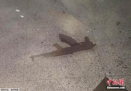 土耳其伊斯坦布尔省长6月28日晚宣布，阿塔图尔克国际机场当晚发生的爆炸造成28人死亡、69人受伤，爆炸涉及3名自杀式袭击者。图为散落在地面上的枪支。