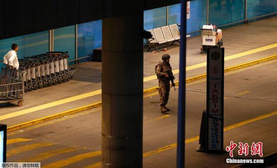 土耳其伊斯坦布尔省长6月28日晚宣布，阿塔图尔克国际机场当晚发生的爆炸造成28人死亡、69人受伤，爆炸涉及3名自杀式袭击者。图为武装安全警察在机场附近执勤。