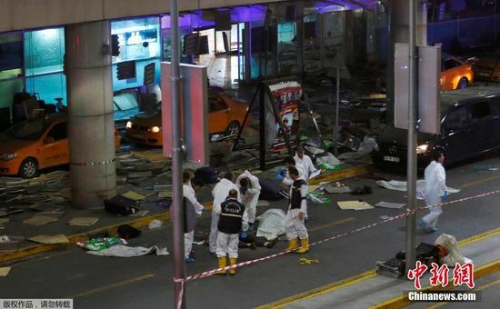 土耳其伊斯坦布尔省长6月28日晚宣布，阿塔图尔克国际机场当晚发生的爆炸造成28人死亡、69人受伤，爆炸涉及3名自杀式袭击者。