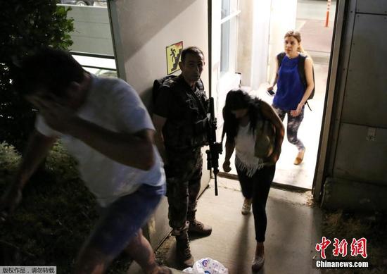 土耳其伊斯坦布尔省长6月28日晚宣布，阿塔图尔克国际机场当晚发生的爆炸造成28人死亡、69人受伤，爆炸涉及3名自杀式袭击者。图为安全警察疏散旅客。