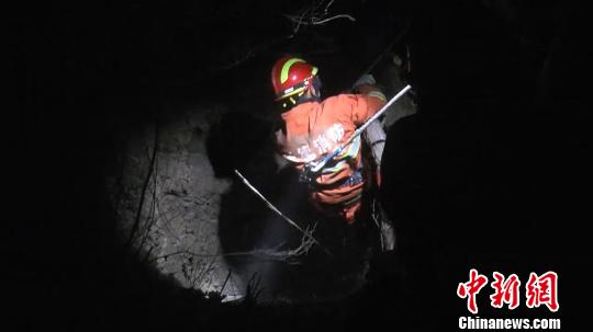 河北承德90岁老人落入深井消防上演生死救援