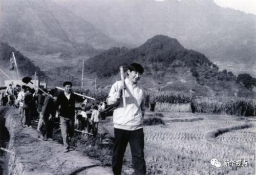 　　这是1989年12月2日，中共宁德地委书记习近平同志带领地直机关千余名干部到宁德县南漈水利工地参加清沟排障修整水渠劳动。 ( 新华社发)