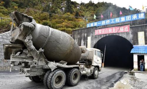 2014年10月16日 ，一辆工程车进入隧道施工。 新华社记者 陈海宁 摄