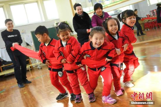 11月30日，在山西太原市，山西省政府机关幼儿园举行家长开放日活动，邀请家长们入园了解孩子们在园内的生活、学习情况，观察孩子们在幼儿园的表现，参与互动游戏，交流分享育儿经验。 武俊杰 摄