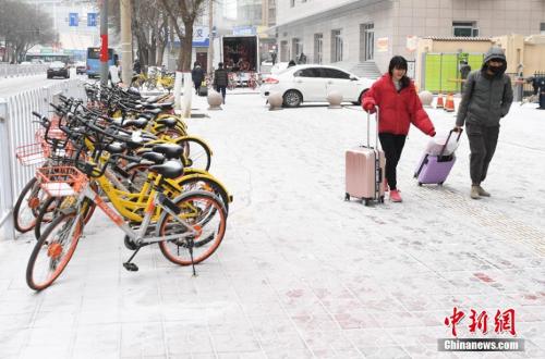 1月3日，兰州迎来2018年首场降雪。杨艳敏 摄