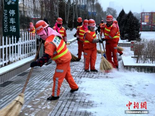 1月3日上午8时，青海全省有13个测量站出现了降雪。图为西宁市环卫工人清扫人行道。<a target='_blank' href='http://www.chinanews.com/' _fcksavedurl='http://www.chinanews.com/' _fcksavedurl='http://www.chinanews.com/'></table>中新社记者 孙睿 摄