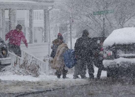美国马萨诸塞州当地民众被疏散（图源：ABC新闻网）