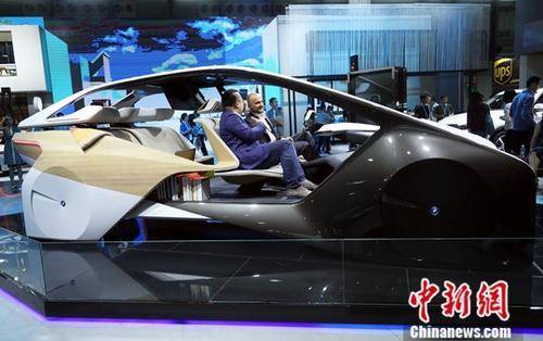 在上海举行的2017年亚洲消费电子展上，一款无人驾驶概念车的亮相吸引了众多参观者的目光。中新社记者 汤彦俊 摄