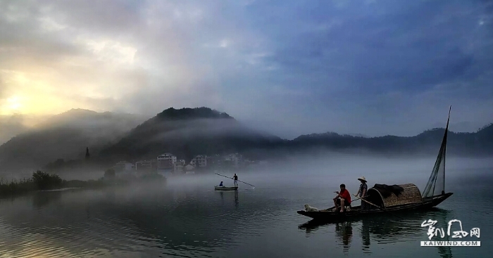江边的村民清晨在打鱼，这片江水，孕育了一带人。