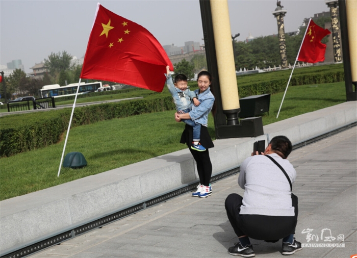 　　一家人中此时只有丈夫来为娘儿俩拍张满意照了