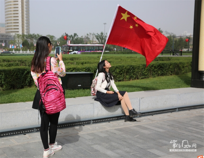 　　美女陶醉在国旗下的样子挺可爱