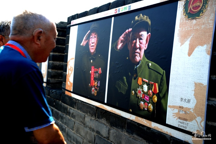抗战老兵为西安城墙抗战70周年影展揭幕
