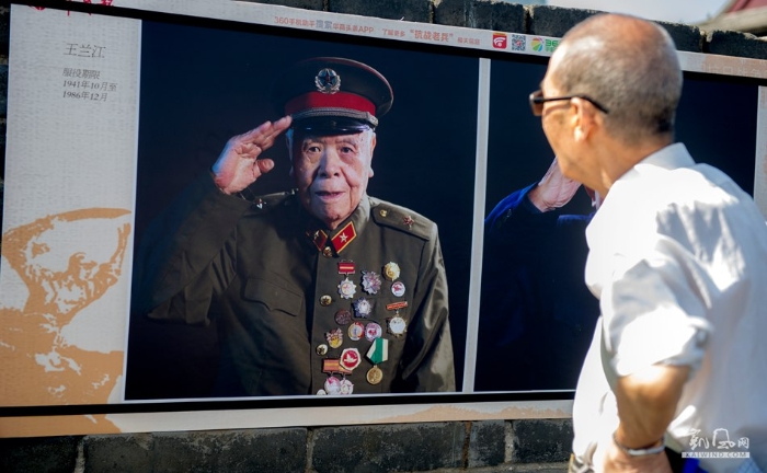 抗战老兵为西安城墙抗战70周年影展揭幕