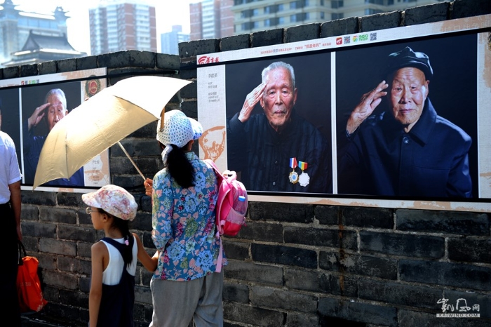 抗战老兵为西安城墙抗战70周年影展揭幕