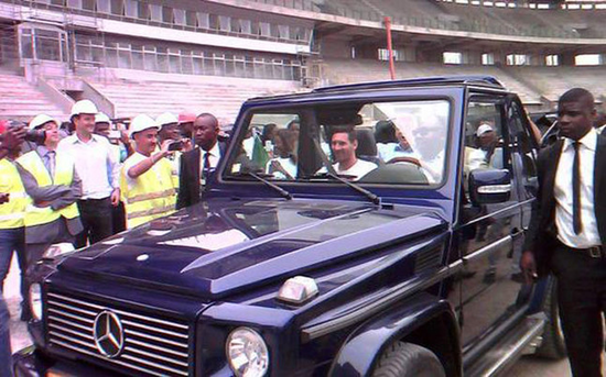 加蓬总统为梅西当司机