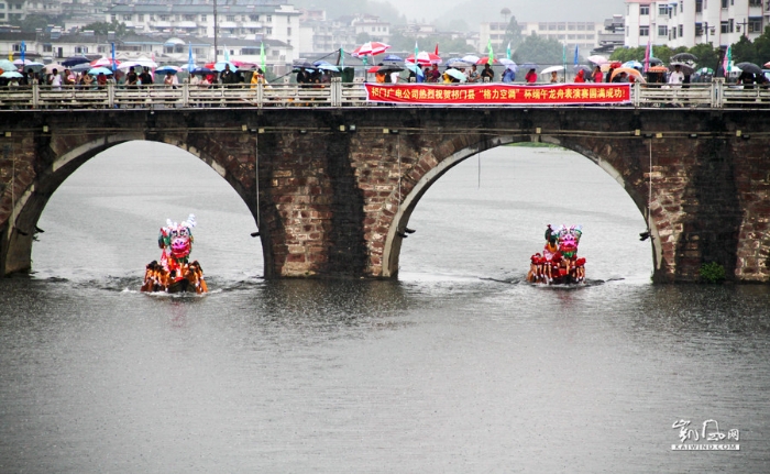 五百年的拥抱，一座城两座桥