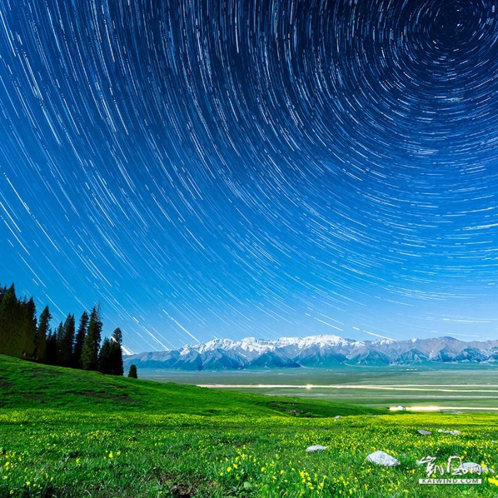 新疆赛里木湖观浩瀚星空