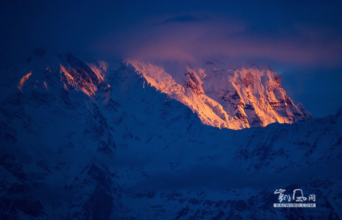 这个世界屋脊上的国家，落日的余晖照在雪山上，美得雄壮