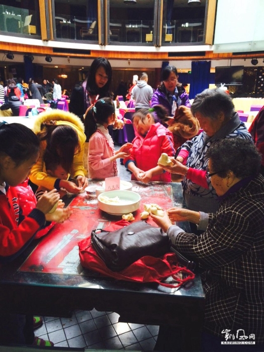 近日，在山东省青岛市举行了“清明节——蒸面燕、画彩蛋”活动