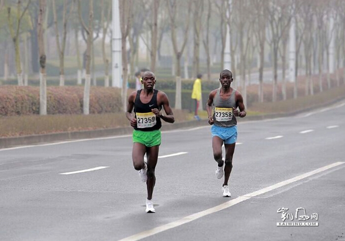 二位非洲选手跑在第二方阵