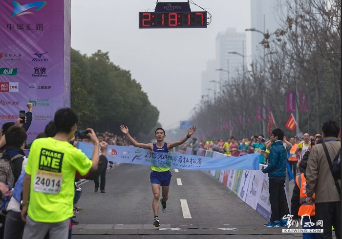 中国选手李子成第一个冲过终点，成绩为2小时18分23秒