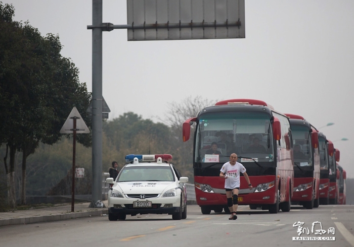 这位大爷是参赛人员中跑在了最后的，压道车和收容车都跟着他，但他仍然坚持着比赛