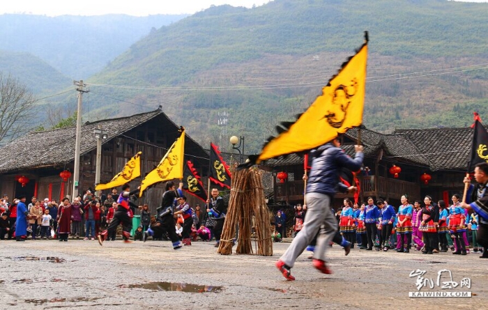 土家山寨上演摆手迎吉祥大狂欢