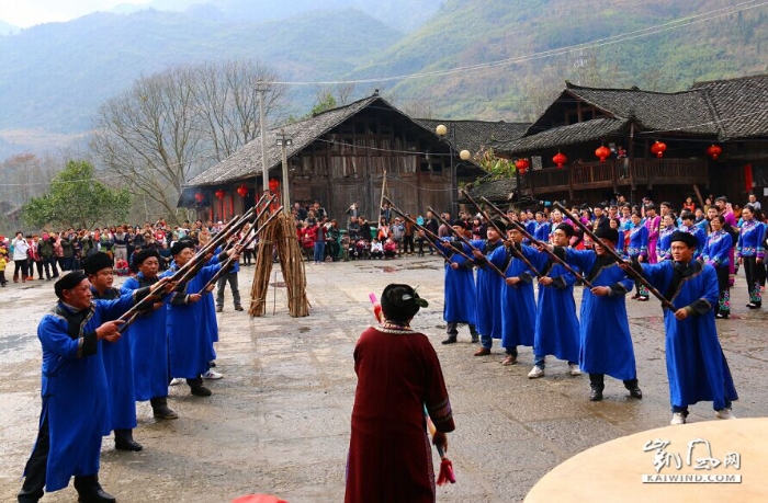 土家山寨上演摆手迎吉祥大狂欢