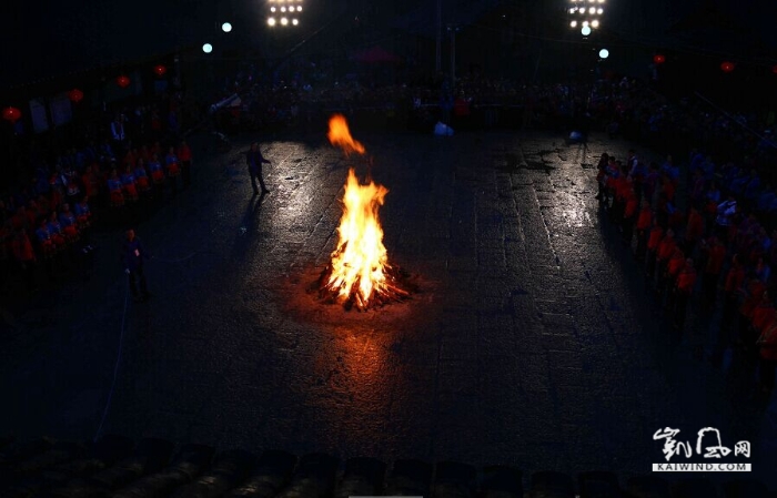 土家山寨上演摆手迎吉祥大狂欢