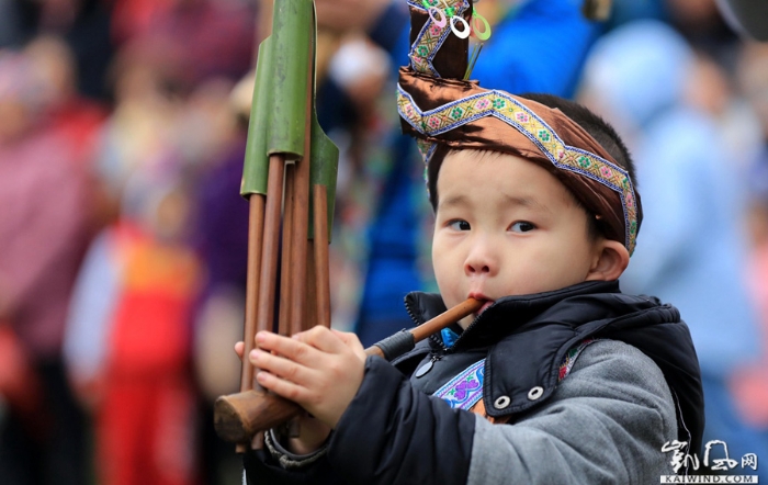 图12：3月3日，一名苗族小朋友在广西柳州市融水苗族自治县安太乡苗族十三坡会上吹奏芦笙。（谭凯兴 摄）副本