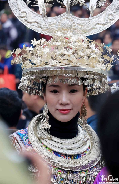 图13：3月3日，一名苗族姑娘在广西柳州市融水苗族自治县安太乡苗族十三坡会上跳踩堂舞。（谭凯兴 摄）副本