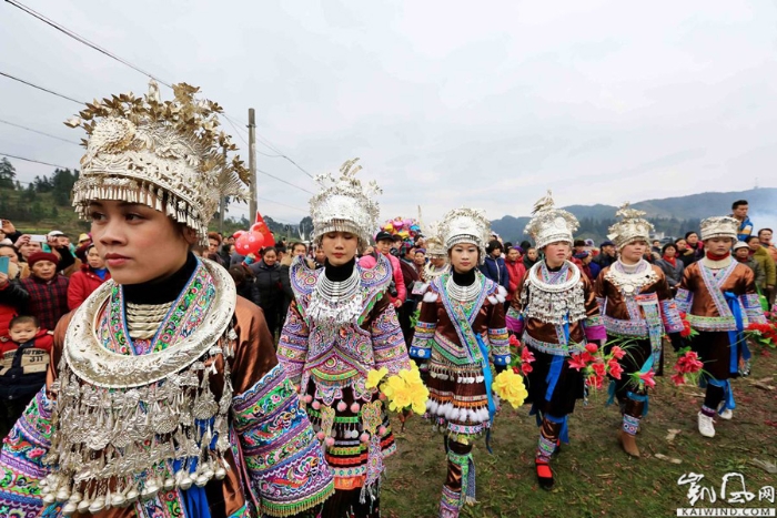 图15：3月3日，苗族姑娘在广西柳州市融水苗族自治县安太乡苗族十三坡会上跳踩堂舞。（谭凯兴 摄）副本