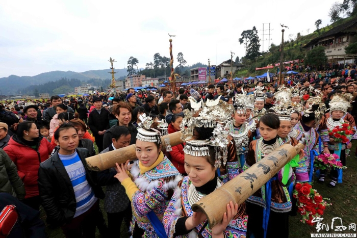 图16：3月3日，苗族姑娘在广西柳州市融水苗族自治县安太乡苗族十三坡会上跳踩堂舞。（谭凯兴 摄）副本