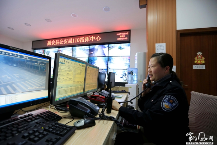 图 1：2月18日夜，广西柳州市融安县公安局110指挥中心，值班协警邓丽婷正在接听报警电话。（谭凯兴摄）副本