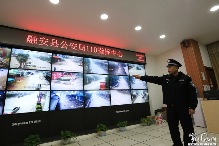图2：2月18日夜，广西柳州市融安县公安局110指挥中心，值班民警韦联华正在分析警情。（谭凯兴摄）副本