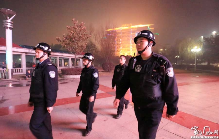 图8：2月18日夜，在广西柳州市融安县长安广场，值班民警谢巍带队巡逻。（谭凯兴摄）副本