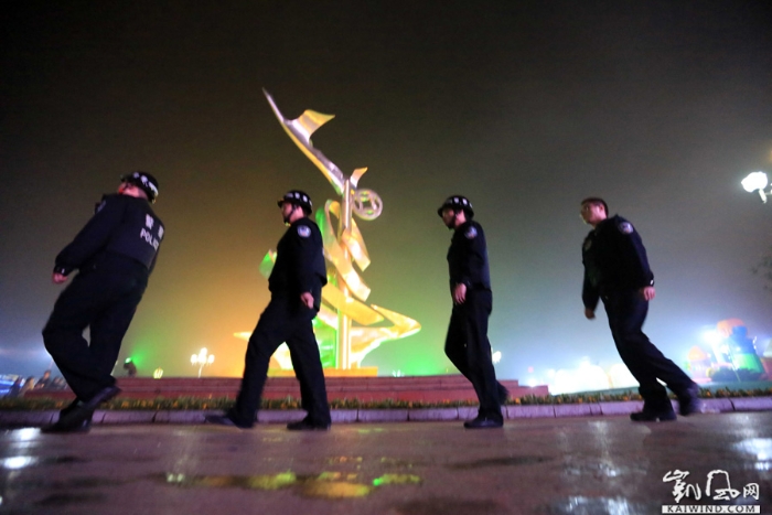 图9：2月18日夜，在广西柳州市融安县长安广场，值班民警谢巍带队巡逻。（谭凯兴摄）副本