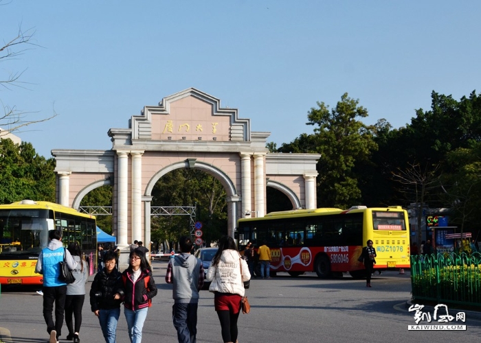 在冬日的暖阳前，厦门大学的门口总是人群川流不息。