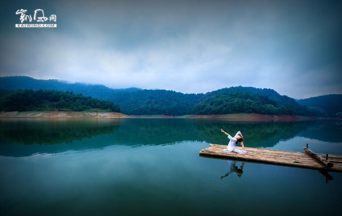 灵动的线条、优美的身姿与清秀的湖水相映成景，定格成一祯曼妙的画面！