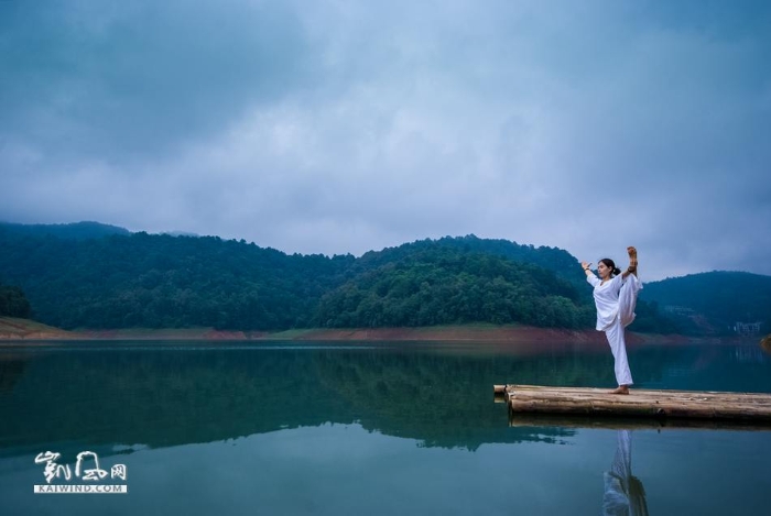 灵动的线条、优美的身姿与清秀的湖水相映成景，定格成一祯曼妙的画面！