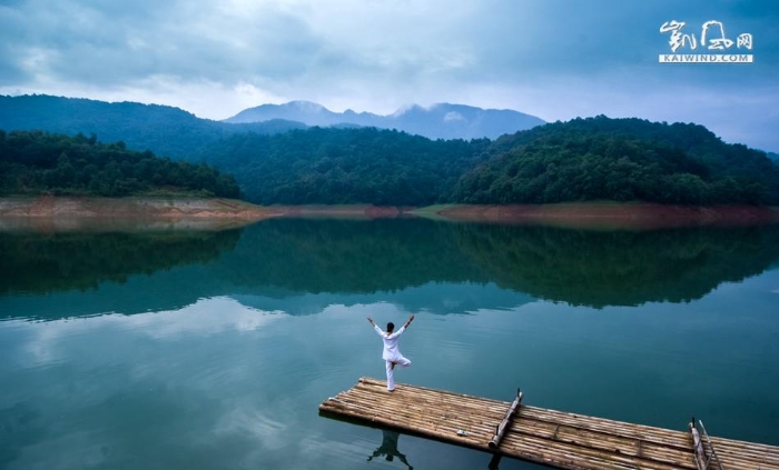 灵动的线条、优美的身姿与清秀的湖水相映成景，定格成一祯曼妙的画面！