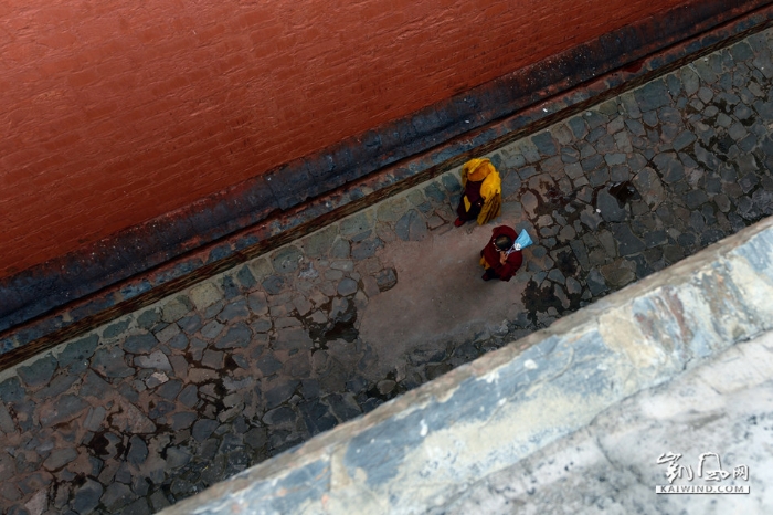 　两位喇嘛边探讨佛法边通过深邃的走廊，此时此刻在我眼中是最纯净最唯美的画面