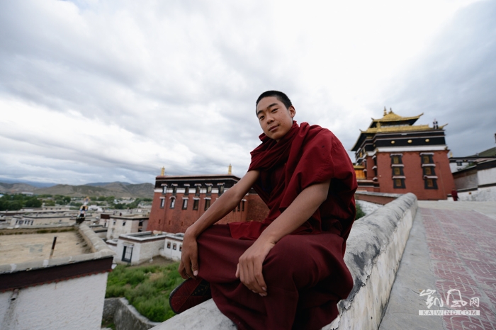 偶遇一位眉目清秀的年轻喇嘛，问起他的情况，显得有些腼腆