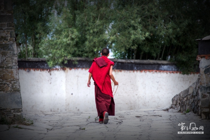 　一名年轻喇嘛则是步履轻快，对他而言，学佛之路也许刚刚才开始。