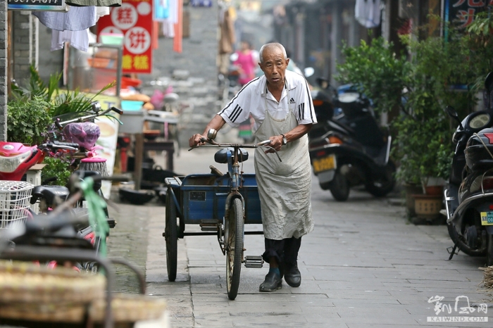  清晨，薛家林老人蹬着三轮车，去街上采购原料
