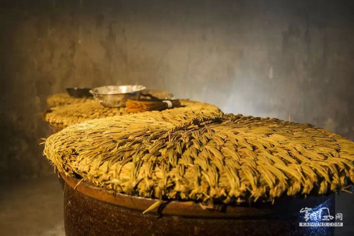 用稻草制作的盖子密封，糯米就渐渐地进入发酵的美好过程。