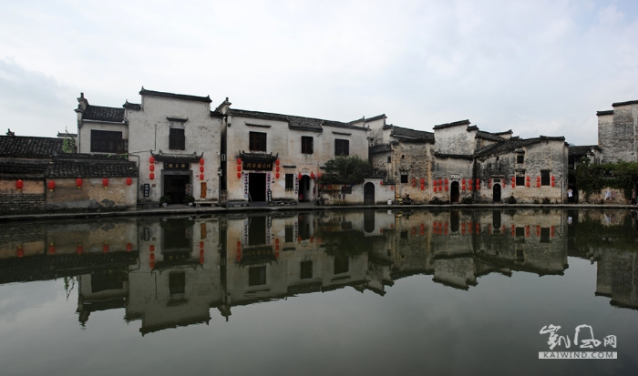 水面如镜，青石铺展，既有徽派建筑的特色又有江南水乡的韵味。