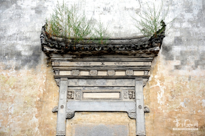 牌楼是徽派建筑的一大特色，在宏村，随处可在墙上找到这种徽派气息。